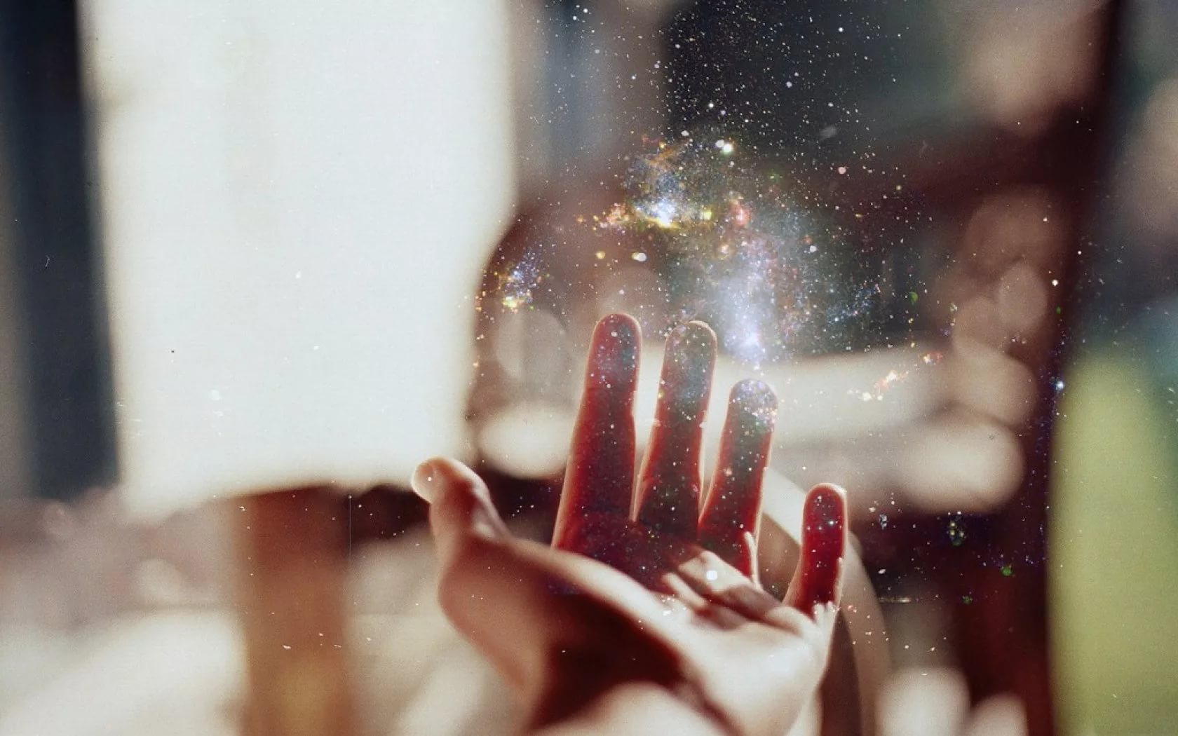 Заметьте в свои руки. Магия на ладони. Чудо в руках. Волшебство в руках. Волшебство в ладонях.